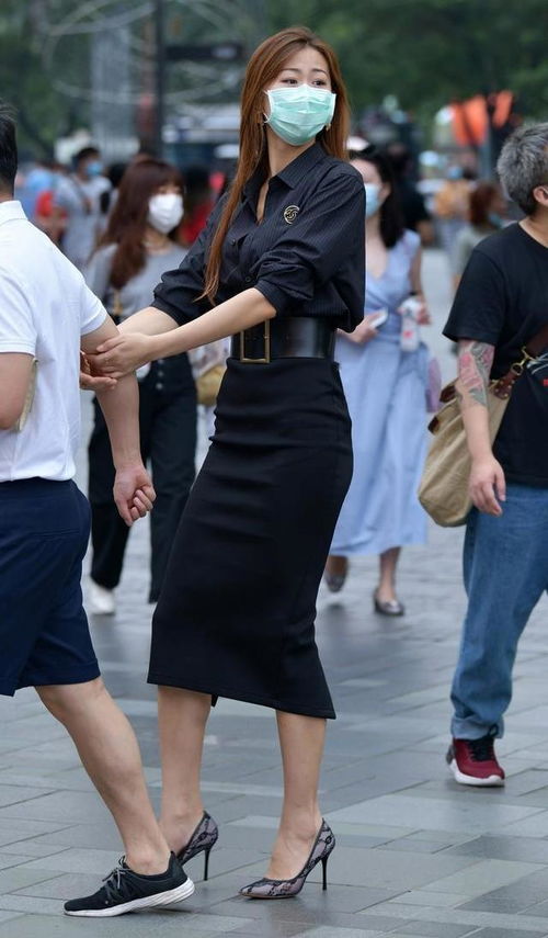 三十岁的女人,黑色皮裤与马甲搭配更加时尚 性感,不显老