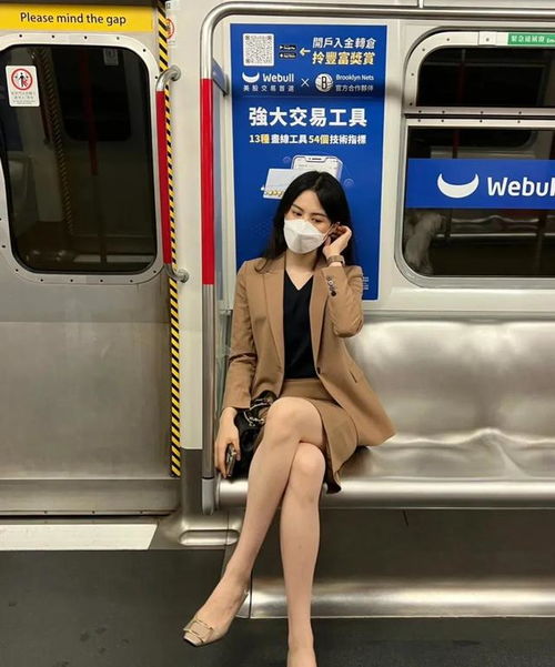 地铁上难得看到穿正装的