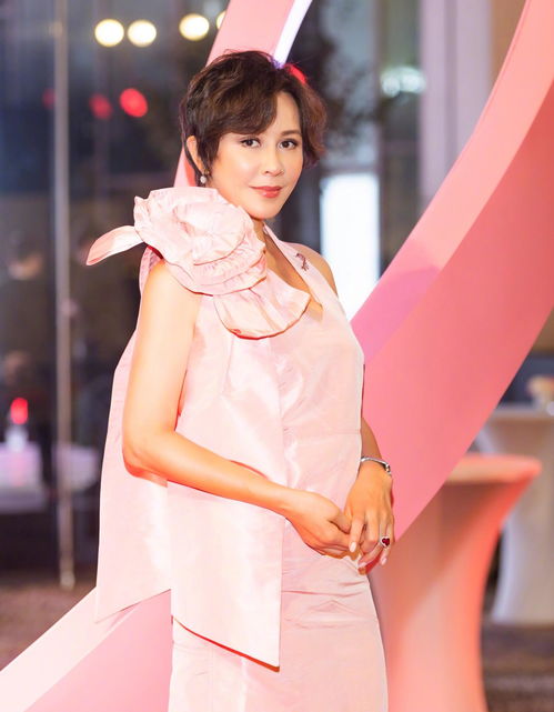 刘嘉玲穿粉色减龄连衣裙,正面端庄侧面大胆,50岁女人穿衣要谨慎